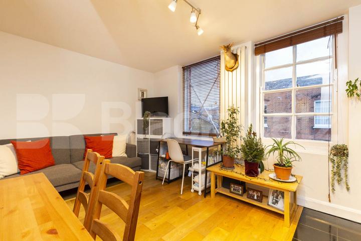 Located in a prime area close to the vibrant upper street with tons of amenaties Paget Street, Angel